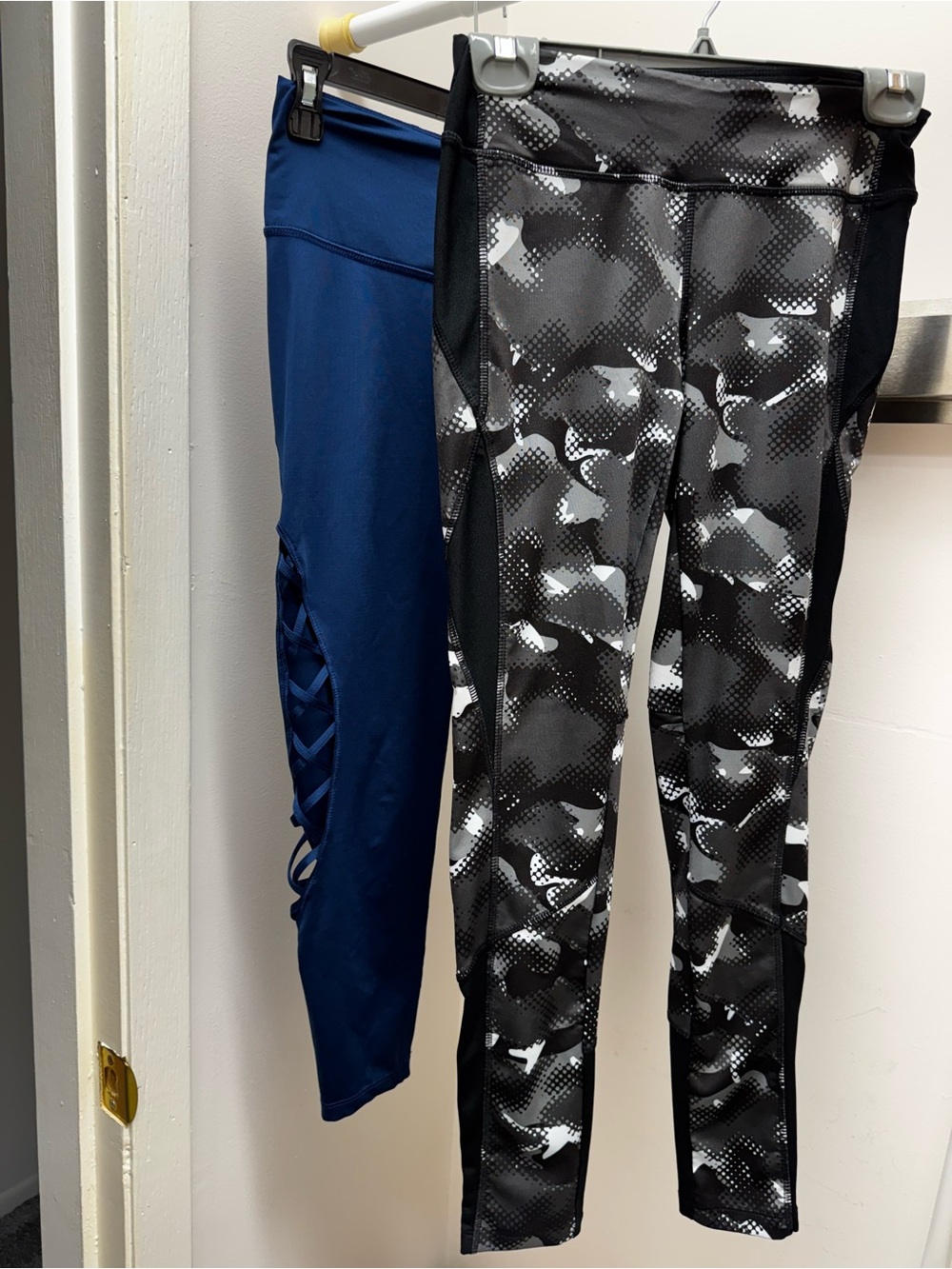 Lot of 2 Avia Black & White Camo Active Leggings